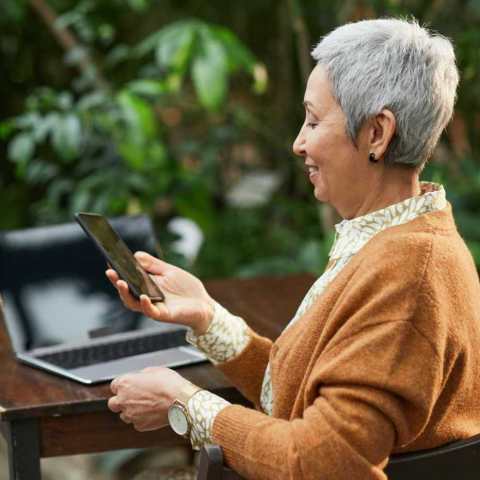 Femme autonomie smartphone ordinateur tablette